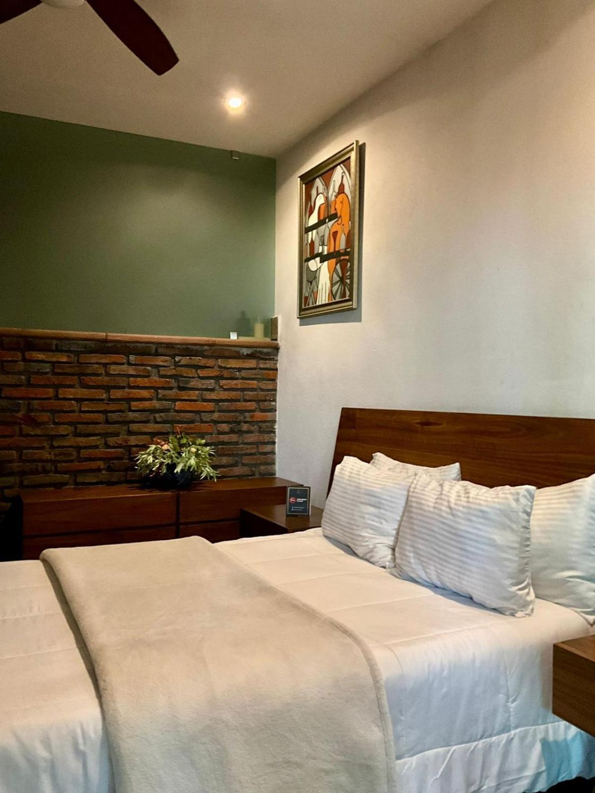 Casa Carmona 33 Hotel Queretaro Bilik gambar